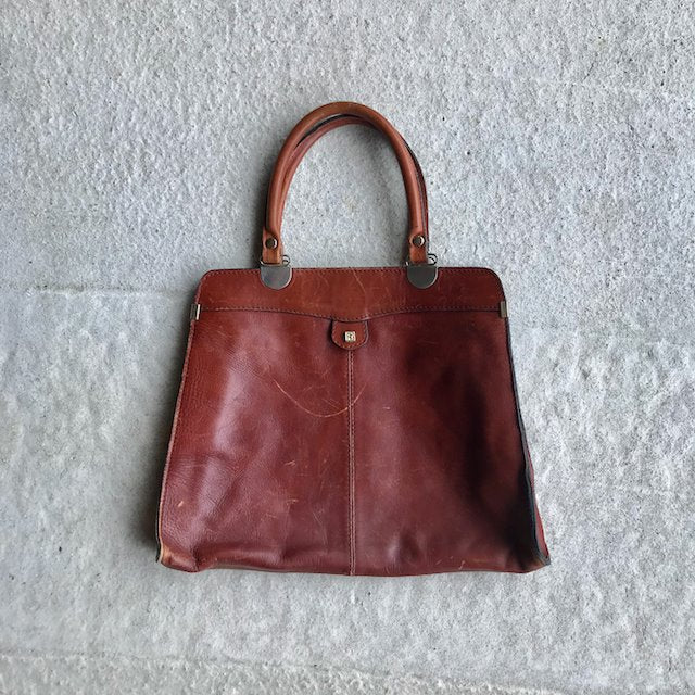 Vintage chestnut leather handbag at Manifesto Woman