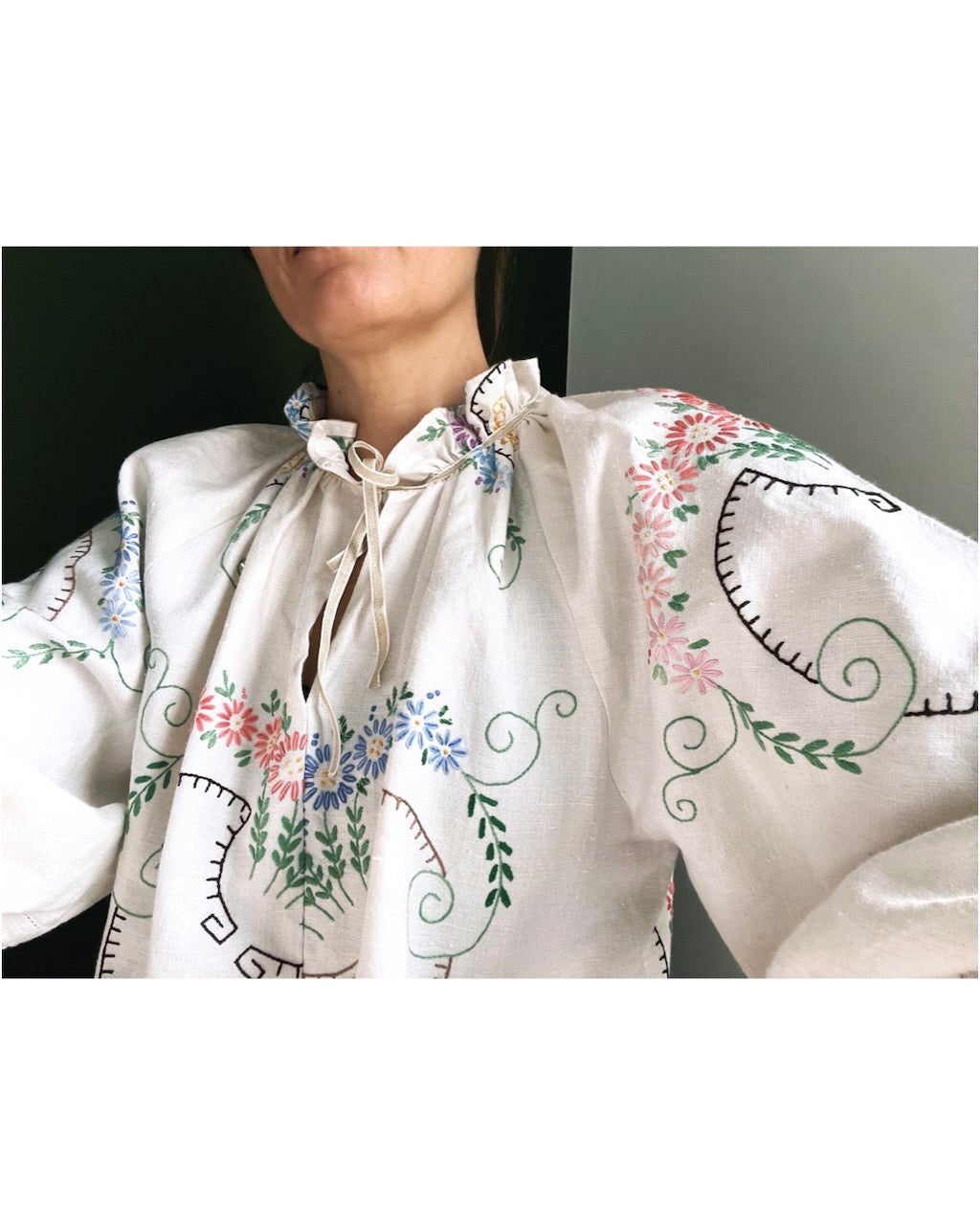 LEILA EMBROIDERY - THE EMBROIDERED PUFF SLEEVE TOP
